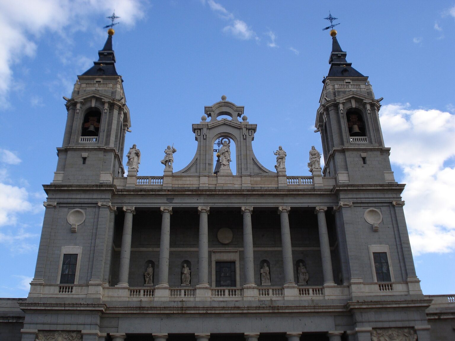 La facciata principale della Cattedrale dell'Almudena a Madrid