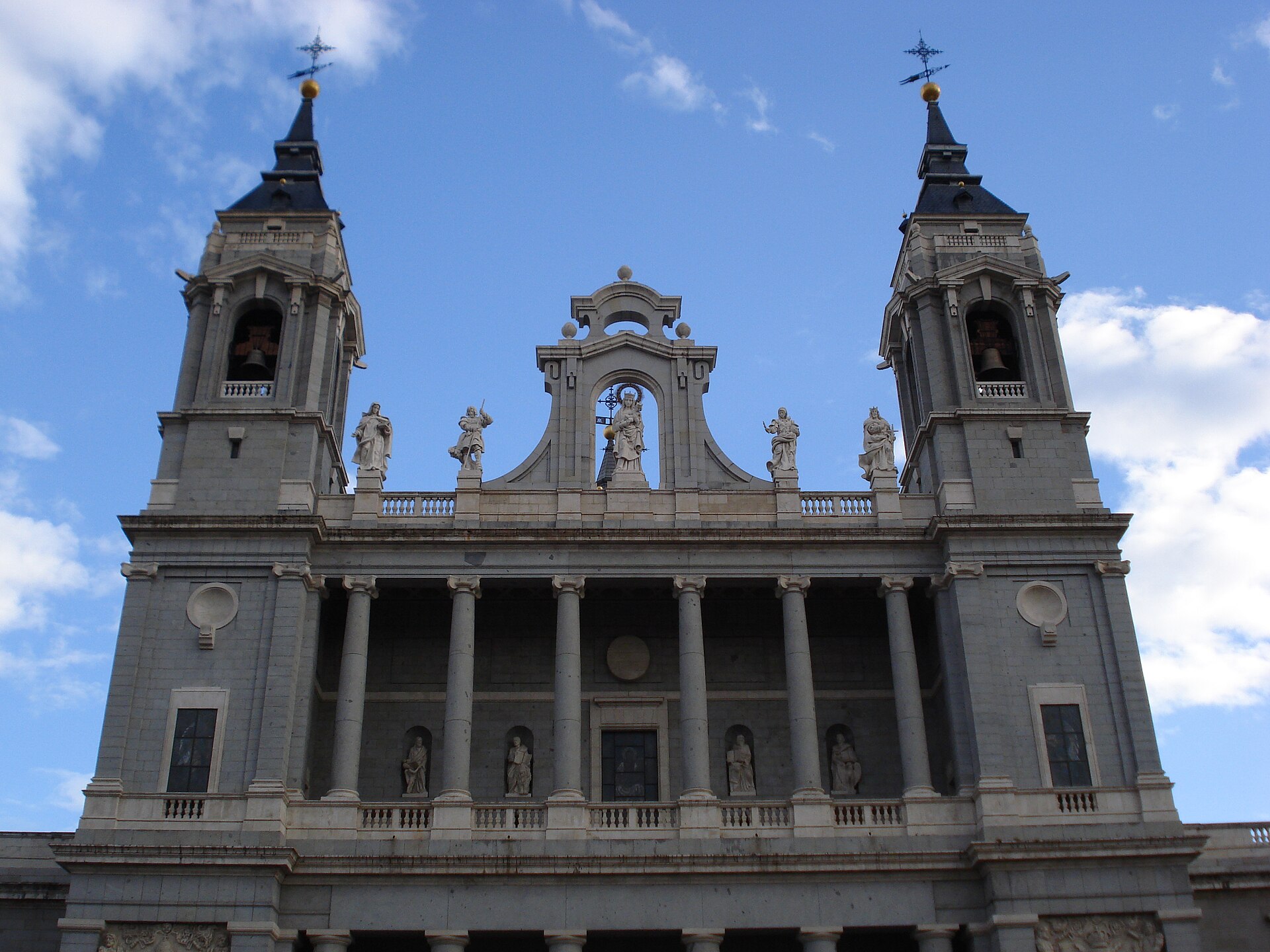 La facciata principale della Cattedrale dell'Almudena a Madrid