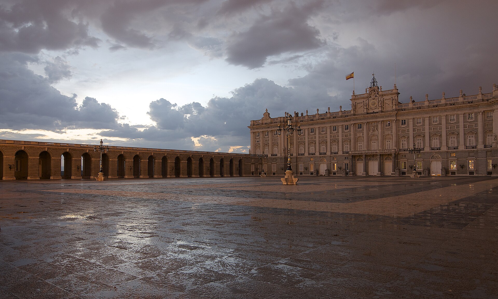 La facciata principale del Palazzo Reale di Madrid vista dalla Plaza de la Armeria