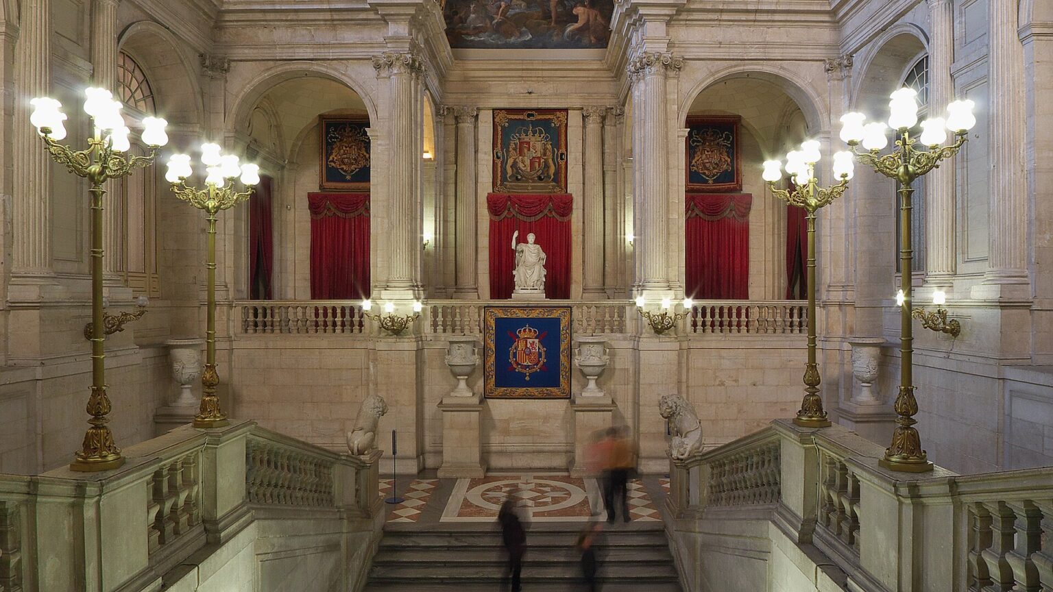Lo scalone monumentale del Palazzo Reale di Madrid