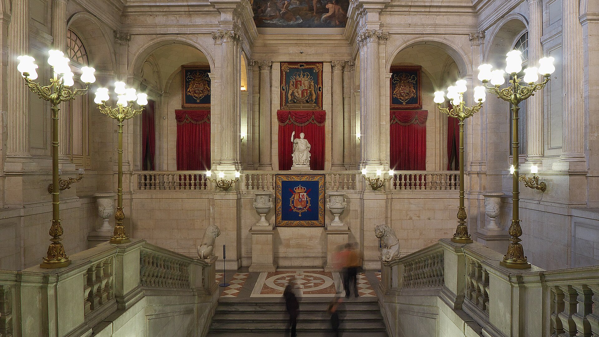 Lo scalone monumentale del Palazzo Reale di Madrid