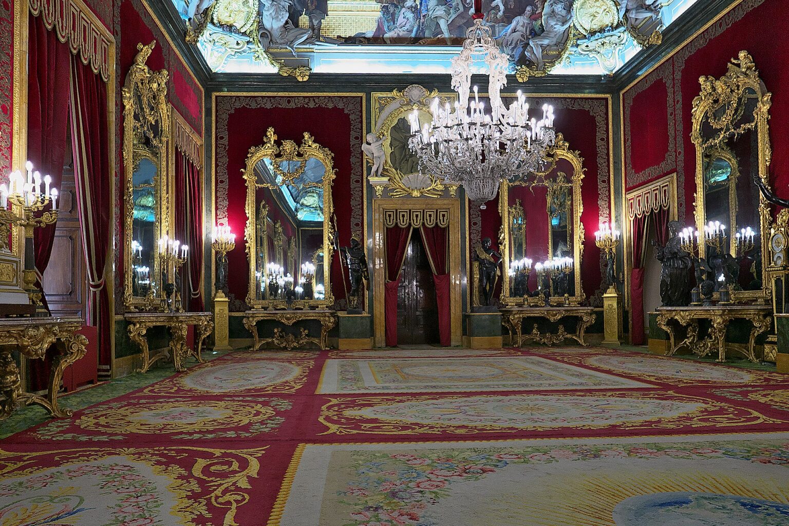 Il Salon del Trono del Palazzo Reale di Madrid con il velluto rosso genovese