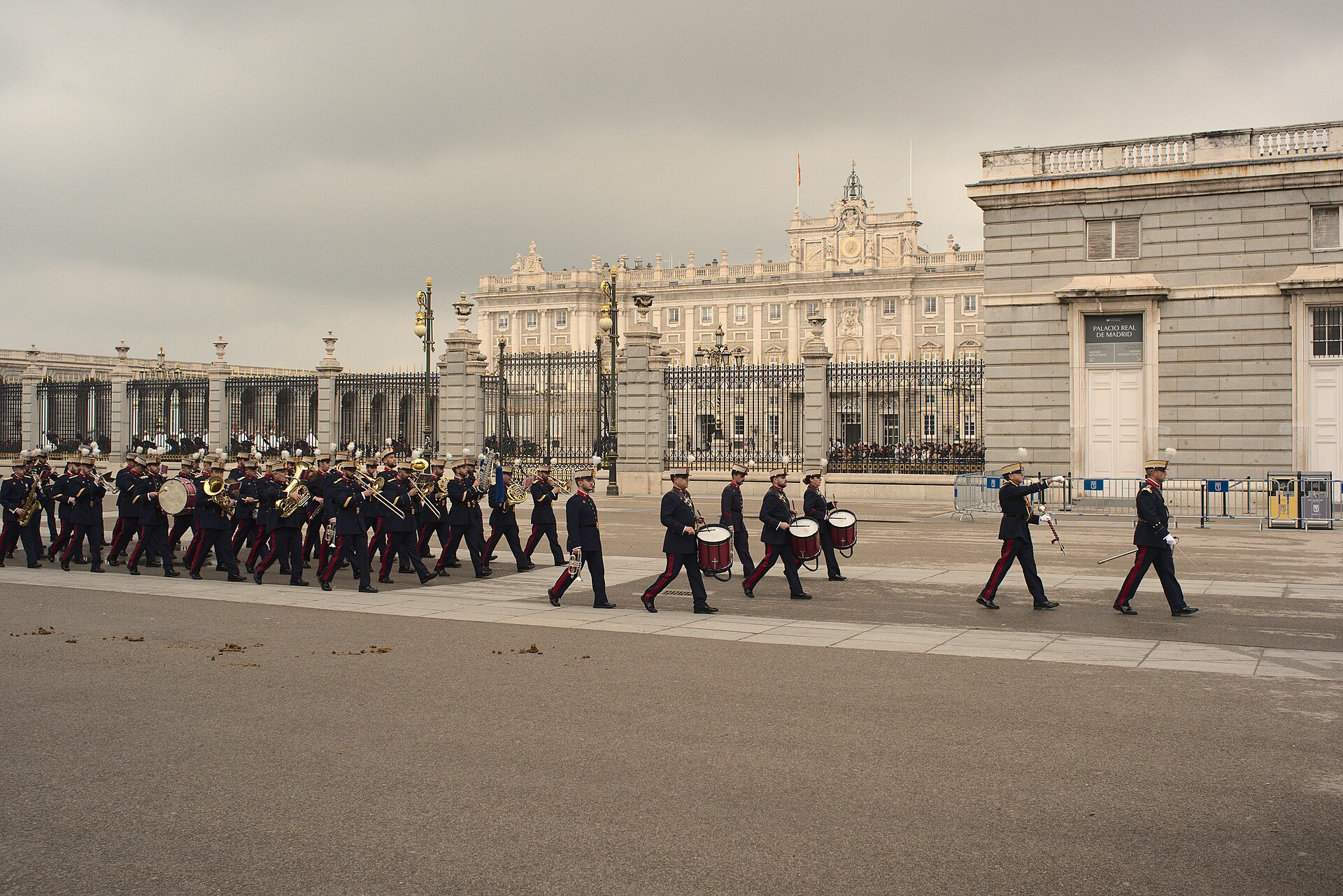 Sfilata della guardia uscente della Guardia Reale al Palazzo Reale di Madrid
