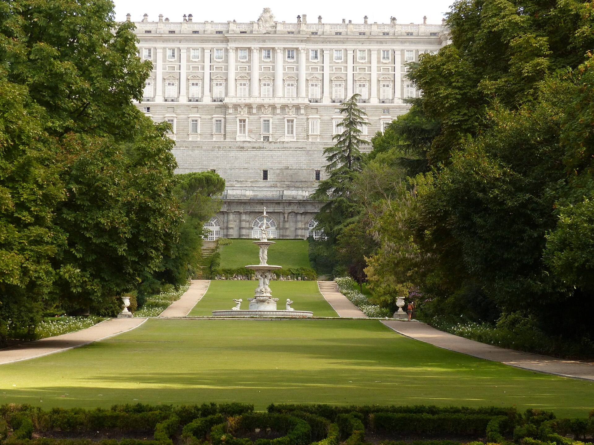 Il Palazzo Reale di Madrid visto dai giardini del Campo del Moro