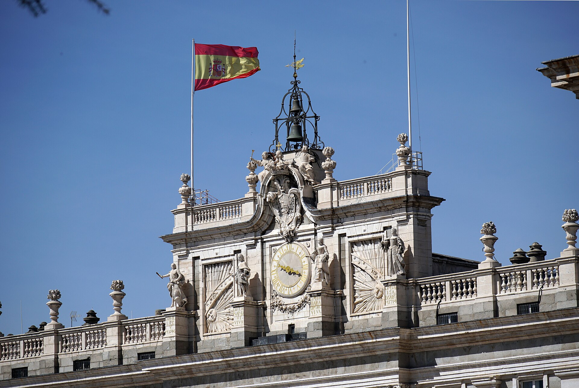 Il campanile e lo stemma sulla facciata sud del Palazzo Reale